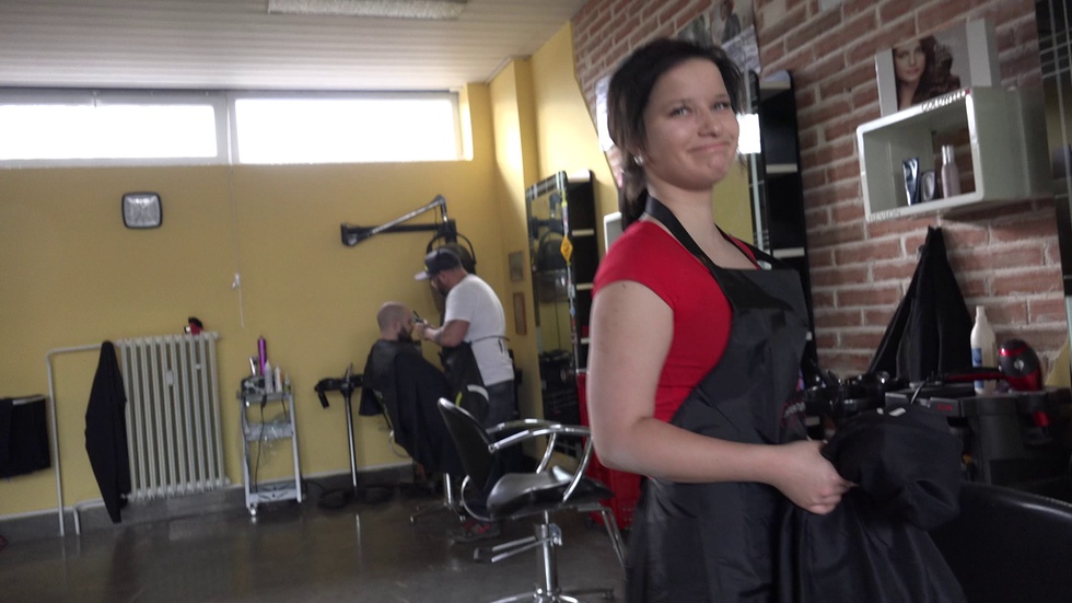 a cabeleireira peituda, transou com o seu cliente – Porno Legendado – Porno Com Legenda